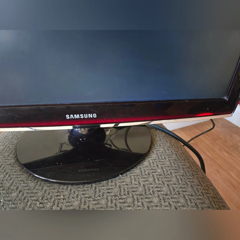 Samsung Syncmaster T240 LCD, Integrated ATSC tuner, with a 24-inch widescreen